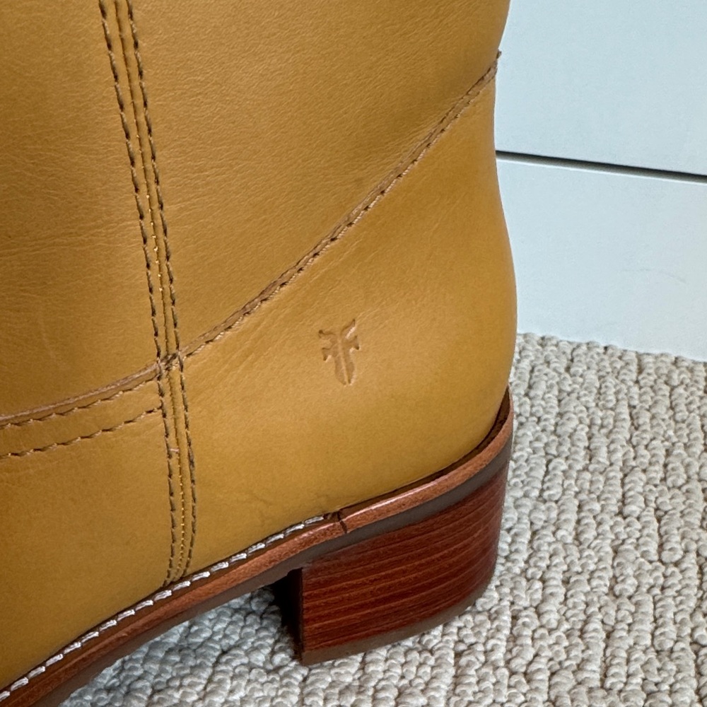 NWT Frye Camryn Leather Heeled Boots in Banana - Picture 2 of 4